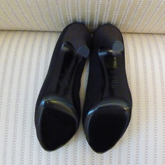 Chanel Textured Leather Metallic Gold Toe Pumps - Picture 8 of 8